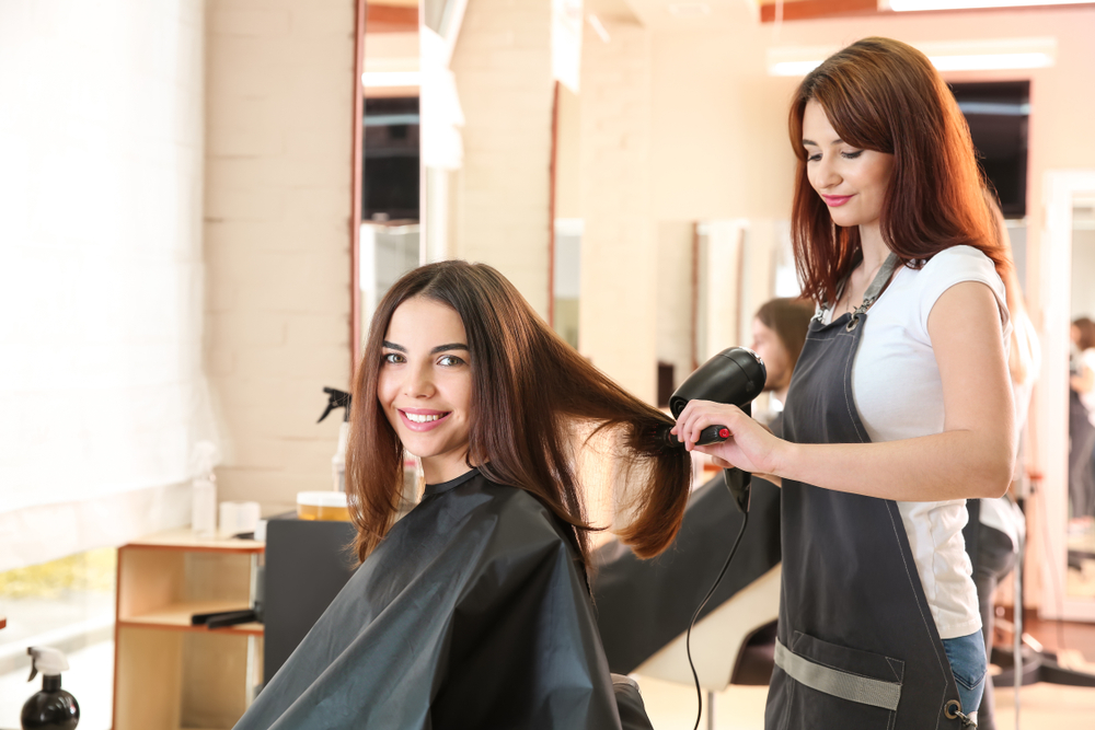 7 Reasons to Consider a Career as a Cosmetologist 